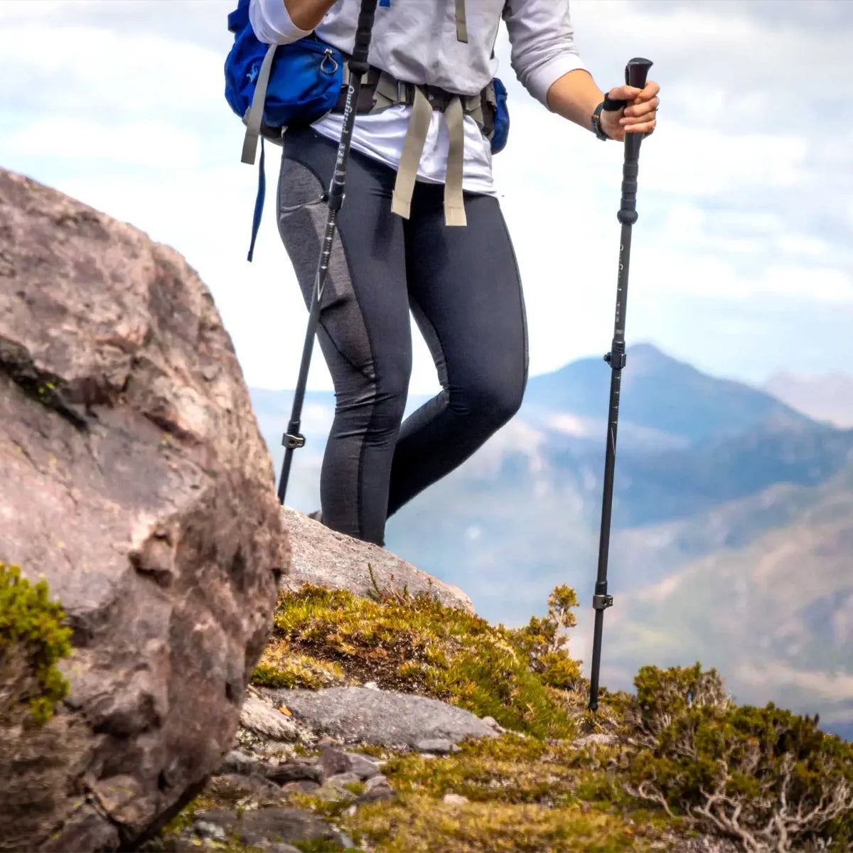Trekking Poles Nordic Walking Anti Shock Adjustable Aluminium Hiking Sticks Set of 2, 3-Section Telescopic 65-135 cm, Built-In Compass, Rubber Anti-Slip Grips, Wrist Straps and Trekking Tips, Lightweight Walking Poles for Mou
